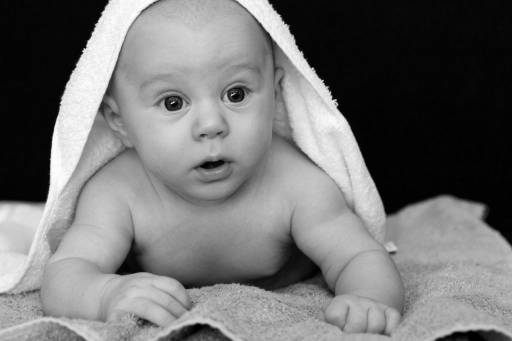 תינוק עם מגבת